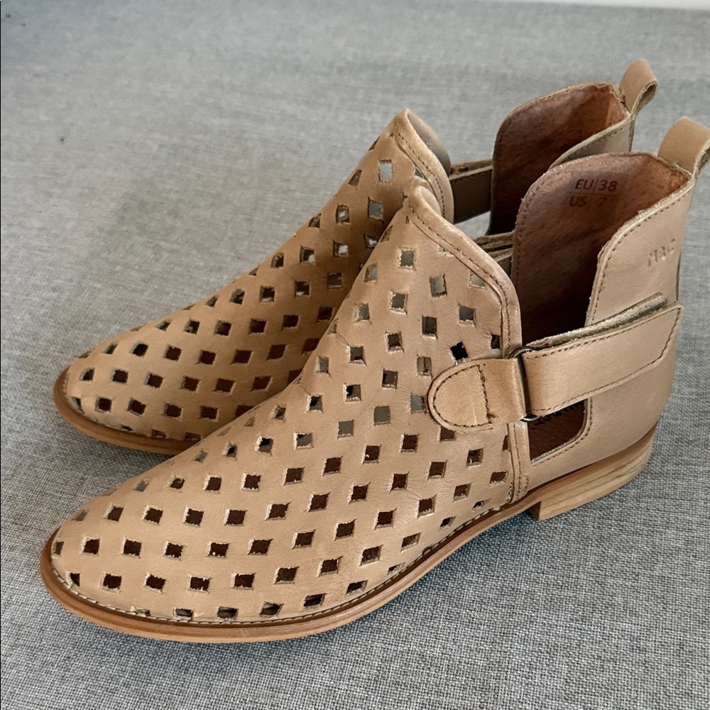 Musse and Cloud by Anthropology leather Caila Beige Cutout booties